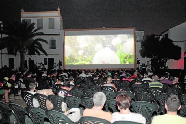 Aspecto del Cine Coliseo San Andr�s un d�a de proyecci�n en verano