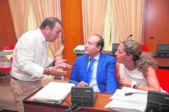 El portavoz de UCOR, Juan Miguel Alburquerque (centro), conversa con Francisco Tejada