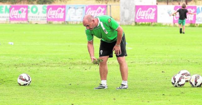 Albert Ferrer, entrenador del C�rdoba CF, intenta reponer con mala cara un trozo de c�sped en la Ciudad Deportiva