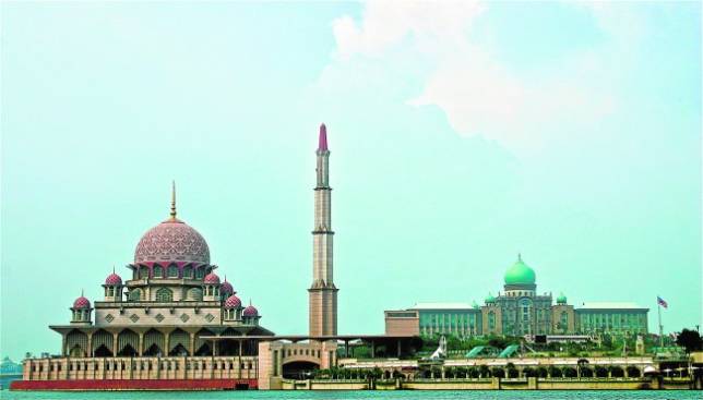 El skyline de Putrajaya la muestra como una ciudad con arquitectura islmica