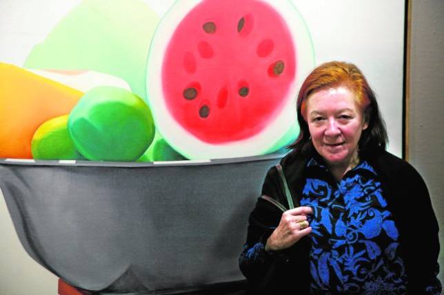 ANA MERCEDES HOYOS naci� el 29 de septiembre de 1942 en Bogot�, ciudad en la que falleci� el pasado 5 de septiembre. Hoyos empez� a exponer en 1966. Y fue merecedora del primer premio en el XXVII Sal�n Nacional de Artistas de Colombia con la serie Ventanas, que para algunos incluye sus pinturas m�s importantes.