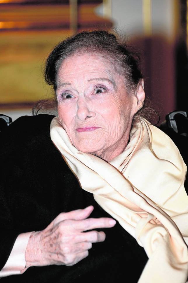GABY AGHION naci� en 1921 en Alejandr�a, Egipto, y muri� el 27 de septiembre de 2014 en Par�s. Visti� a intelectuales y artistas de la �poca como Lauren Baccall y Grace Kelly
