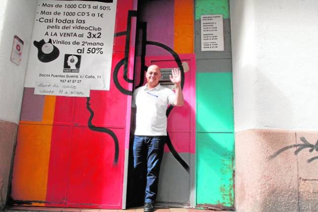�lvaro Fuentes Guerra en el momento del cierre del tradicional comercio cordob�s que ha sido una parte relevante de la vida cultural. La empresa busca un nuevo emplazamiento