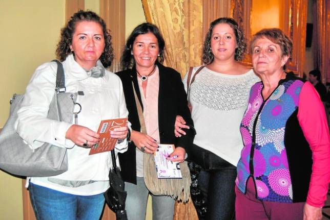 Asuncin Bermejo, Yolanda Bermejo, Pilar Trujillo y Elisa Muoz, minutos antes del desfile 