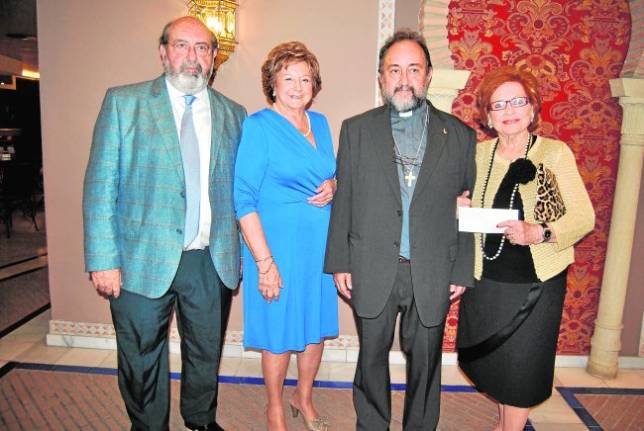 Monse�or Juan Jos� Aguirre junto a su hermano Miguel, la presidenta de la APC, Antonia Jim�nez, y su madre Estrella Mu�oz