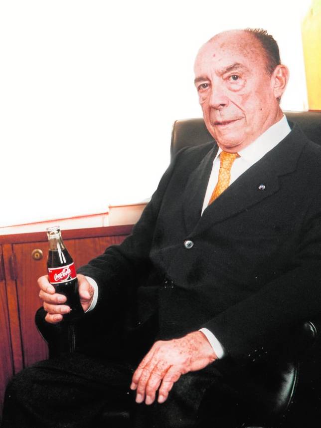 (Presidente y Consejero Delegado The Coca-Cola Company)JOS DAURELLA FRANCO naci en Barcelona el 18 de enero de 1926 y ha muerto en la misma ciudad el 16 de octubre de 2014. Fue una pieza clave en la expansin de Coca-Cola en Espaa por medio de la embotelladora Cobega S.A., fundada por su padre y hoy dirigida por su hija. Con el tiempo se expandira al sur de Francia y al continente africano.