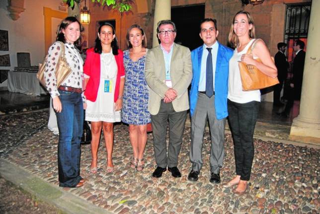 Los farmacuticos Fulvia Ronchel, Inmaculada Rite, ngela Angoitia, Juan P. Marchena, Juan Gavira y Alexia Catapodis en la copa de bienvenida