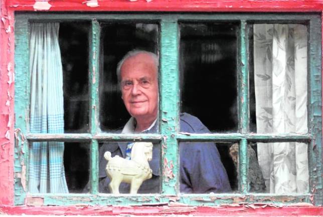 SIDNEY SHAPIRO naci� el 23 de diciembre de 1915 en Brooklyn, Nueva York, y falleci� el 18 de octubre de 2014 en Pek�n. En 1947 lleg� a China por orden del Ej�rcito de Estados Unidos, pero acab� trabajando como traductor literario para el r�gimen comunista, que le dio la ciudadan�a en 1963 y lo purg� durante la Revoluci�n Cultural.