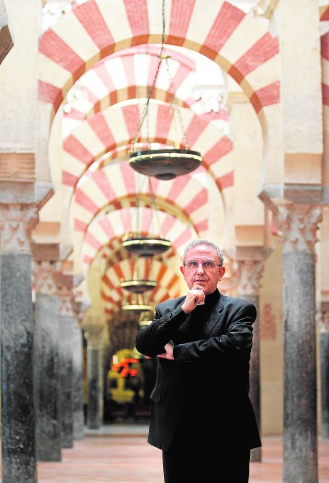 Manuel P�rez Moya,en el interior de la Catedral