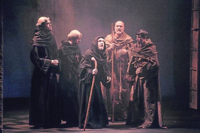 Una escena de la versi�n teatral de la novela �El nombre de la rosa�