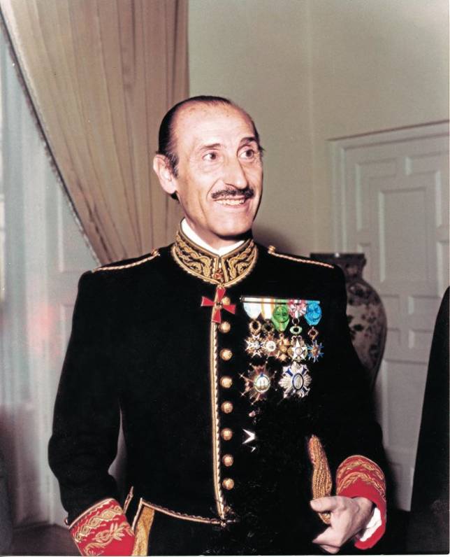 JOSÉ ANTONIO DE URBINA Y DE LA QUINTANA nació el 6 de enero de 1926 en Madrid, donde ha fallecido el 3 de noviembre de 2014. Fue jefe de protocolo y primer introductor de embajadores en el Ministerio de José Pedro Pérez-Llorca y hasta 1991. Fue uno de los grandes especialistas españoles en esa materia.