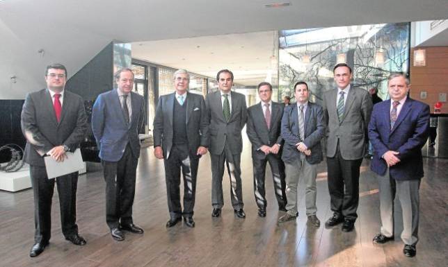 Francisco J. Poyato (director ABC C�rdoba), �lvaro Rodr�guez (gerente de ABC en Andaluc�a), Leopoldo Fern�ndez, Jos� Antonio Nieto (alcalde de C�rdoba), Francisco Rap�n (director general Cajasur), Jos� I. Exp�sito (delegado Econom�a de la Junta), Jos� Carlos G�mez (rector UCO)  y Salvador Fuentes (Vpte. Diputaci�n)