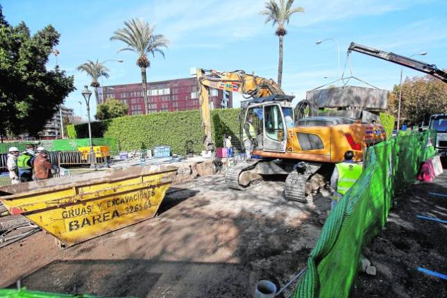 Operarios trabajan en el socav�n de la calle Pintor L�pez Obrero