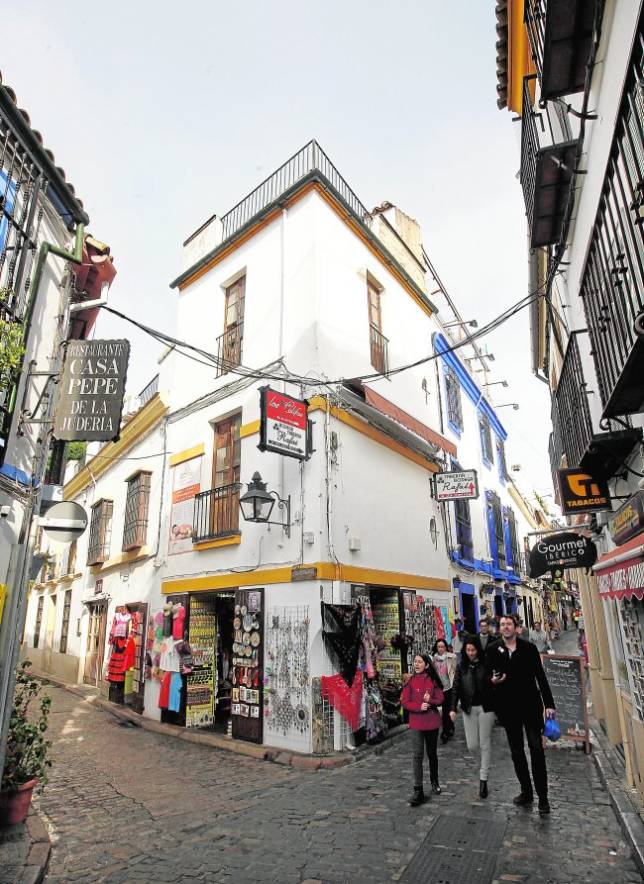 Cruce de la calle Deanes, una de las ms comerciales del Casco Histrico