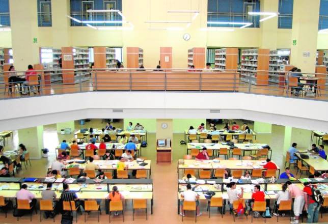 Estudiantes en la biblioteca de Rabanales 