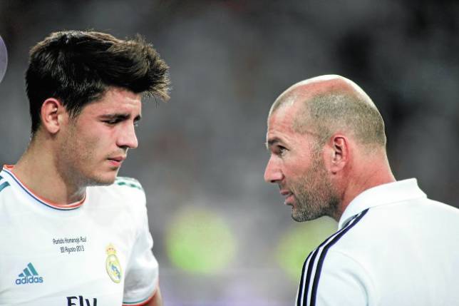 Zidane es el consejero de los jugadores; aqu habla con Morata