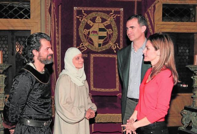 Los Pr�ncipes de Asturias, ayer con Michelle Jenner y Rodolfo Sancho, que dan vida a Isabel y Fernando