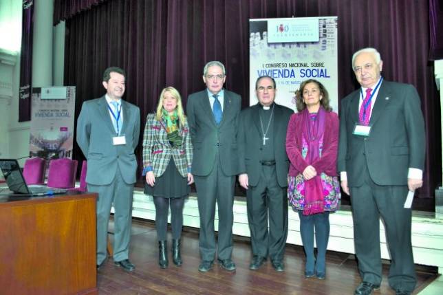 Abajo, de izquierda a derecha, Antonio Fern�ndez Cruz, Pilar Lacasta, Miguel Bermudo, monse�or Juan Jos� Asenjo, Dolores de Pablo e Ignacio Monta�o 