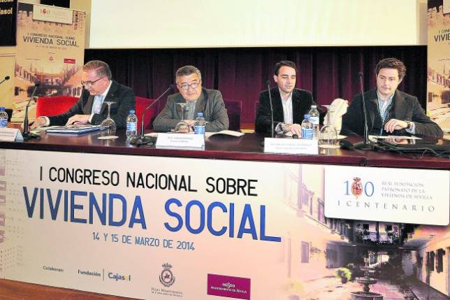 Anselmo Men�ndez, Juan Aguilera, Miguel Contreras y Alberto de Leopoldo, ayer durante la �ltima mesa redonda del encuentro