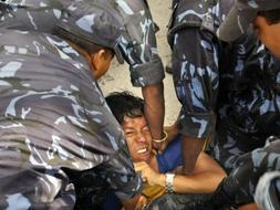 La inauguraci�n de los Juegos desencadena protestas en todo el mundo, incluido un muerto por suicidio