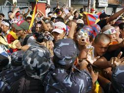 La inauguraci�n de los Juegos desencadena protestas en todo el mundo, incluido un muerto por suicidio