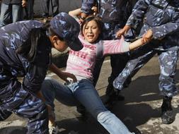 La inauguraci�n de los Juegos desencadena protestas en todo el mundo, incluido un muerto por suicidio