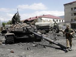 Georgia anuncia el alto el fuego en Osetia del Sur y Rusia desmiente que haya puesto fin a las operaciones militares