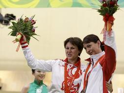 El abrazo en el podio entre una rusa y una georgiana escenifica lo que sus países no consiguen