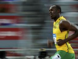El jamaicano Usain Bolt se frena en medio de su serie de 100 metros lisos y para el crono en 9.92