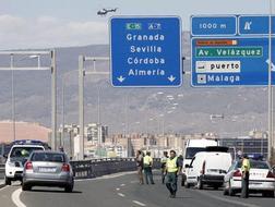 ETA hace estallar dos artefactos en la costa de M�laga y la polic�a desactiva un tercero bajo un puente de la A-7