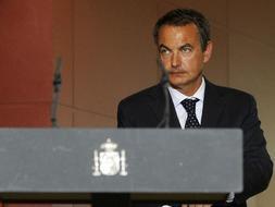 Zapatero y Rajoy abandonan sus vacaciones estivales y visitan a los familiares de los fallecidos en Barajas