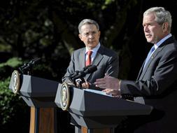 Bush defiende su paquete de medidas contra la crisis que supone una inyecci�n de casi medio bill�n de euros