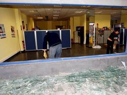 ETA causa once heridos leves en un atentado contra la comisar�a de la Ertzaintza de Ondarroa