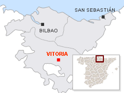 Un coche bomba de ETA causa cuantiosos daños materiales en el edificio de Caja Vital de Vitoria