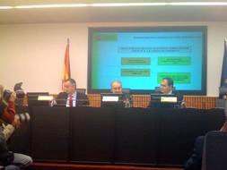 Solbes anuncia que la deuda pública del conjunto de las administraciones públicas aumentará dos puntos en 2009