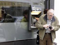 Islandia nacionaliza el primer banco del país para evitar el colapso financiero y la bancarrota