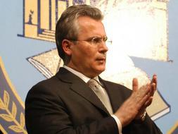 Garzón investigará los crímenes de la Guerra Civil y el Franquismo para lo que exhumará la fosa de Lorca