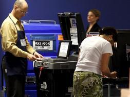 La alta participación provoca problemas en las máquinas electrónicas de algunos estados clave