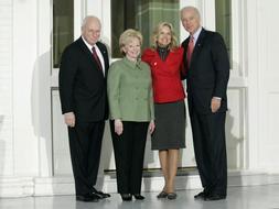 Cheney enseña a Biden su futura residencia