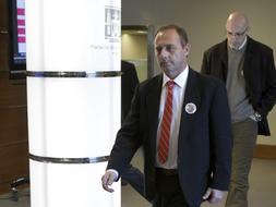 Zapatero asegura al padre de Marta del Castillo que estudiar� el cumplimiento �ntegro de penas