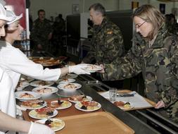 La OTAN reconoce la labor de Espa�a en Kosovo pero lamenta la retirada de las tropas anunciada por Chac�n