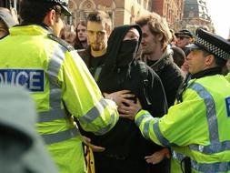 Los antisistema toman el centro de Londres y asaltan una sucursal de Royal Bank of Scotland