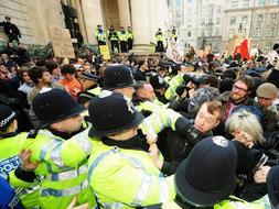 Los antisistema toman el centro de Londres y asaltan una sucursal de Royal Bank of Scotland