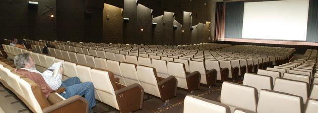 La mayoría de cines catalanes cerrará el 1 de febrero en protesta por la ley del doblaje