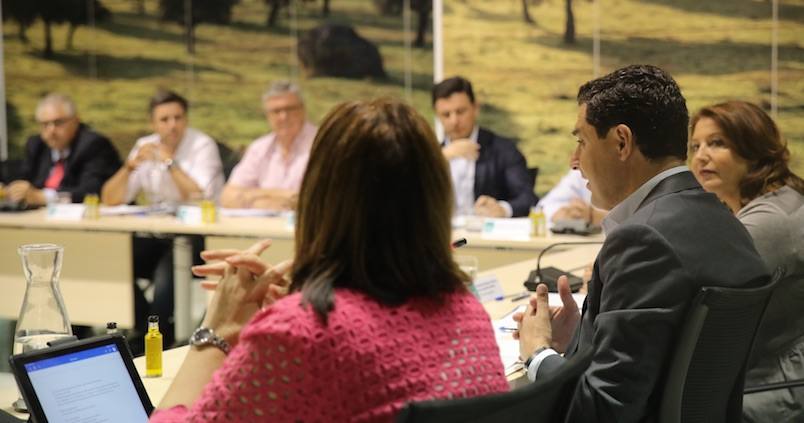 La Junta traslada a los olivareros su «total implicación» con el sector