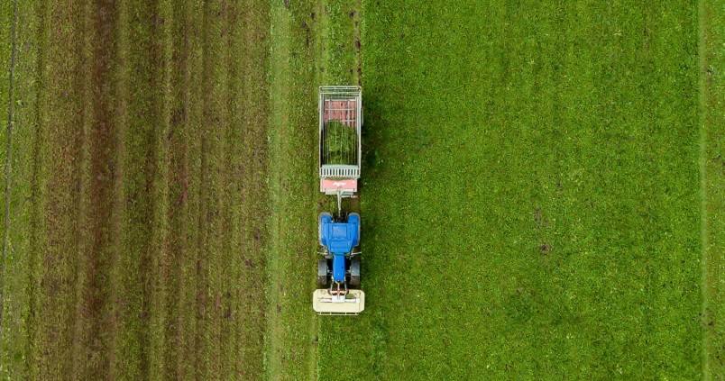 campo-cultivo-tractor