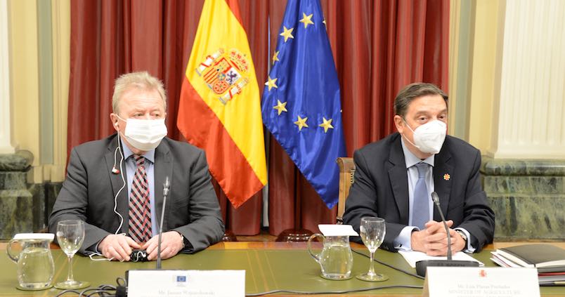 La escalada de costes, la PAC y las cláusulas espejo centran la reunión entre Planas y el comisario europeo Wojciechowski