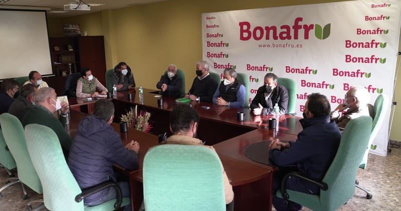 Los productores de frutos rojos respaldan la propuesta de ley de los regantes del Condado