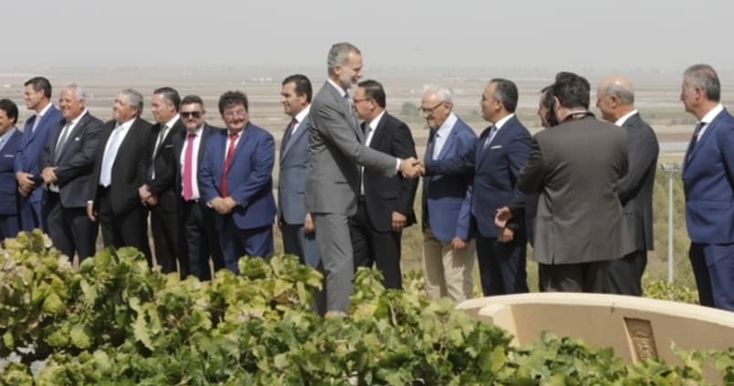 Felipe VI apoya a los agricultores del Bajo Guadalquivir que afrontan momentos difíciles por la sequía en Sevilla