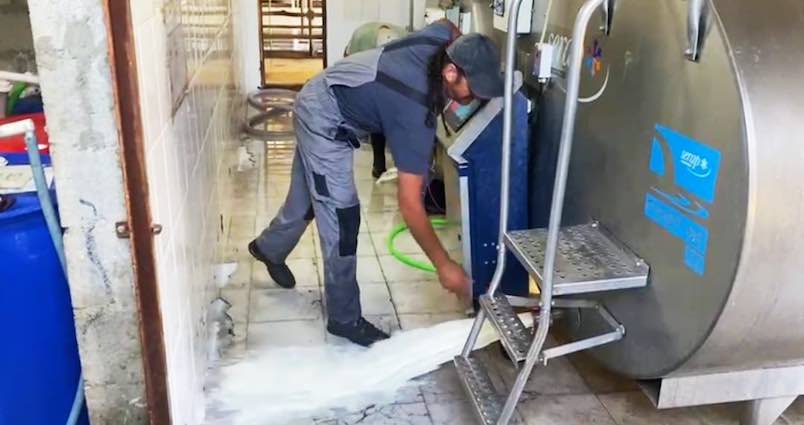 Los ganaderos advierten que tirarán 400.000 litros de leche diarios si no llegan a un acuerdo con Lactalis